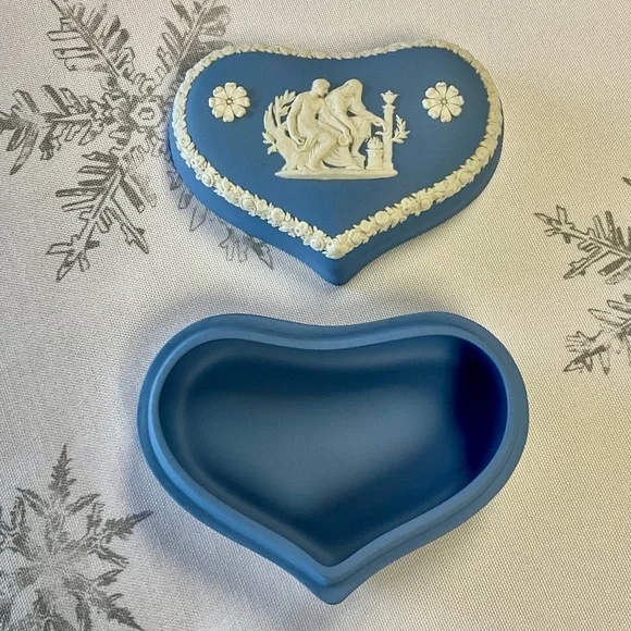 Wedgwood “Jasperware” Trinket Box - Picture 4 of 4